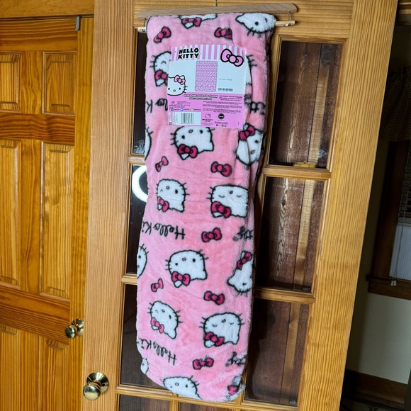 Hello Kitty Ultra Fine Faux Fur Soft Throw Blanket - Red Bows - 50"x70" - Picture 2 of 4